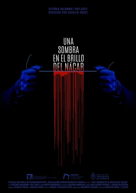 Постер Una sombra en el brillo del nácar