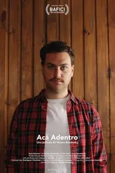 Acá adentro постер