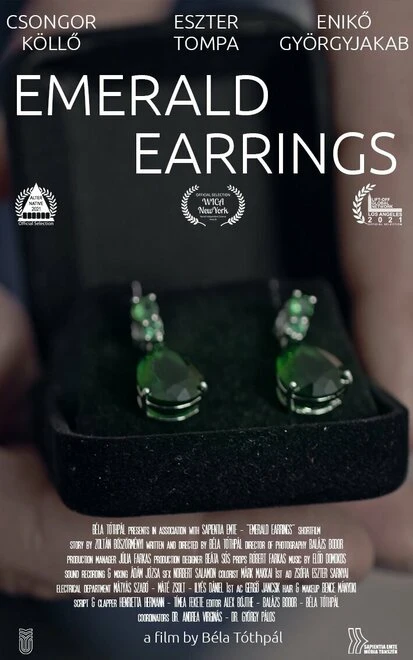 Постер Emerlad Earrings