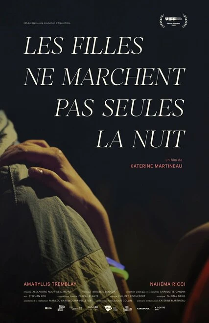 Постер Les filles ne marchent pas seules la nuit