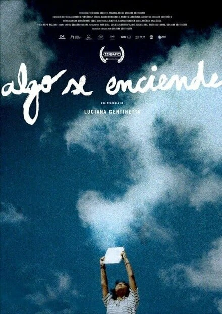 Постер Algo se enciende (A fire burns)