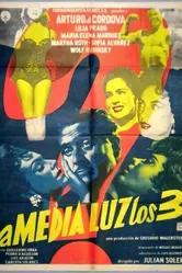 A media luz los tres постер