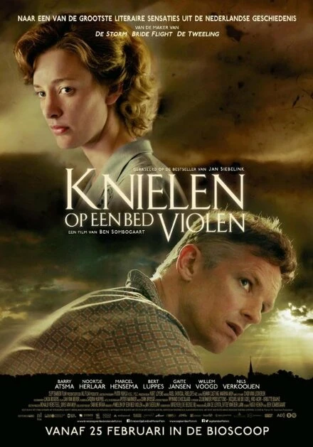 Постер Knielen op een bed violen